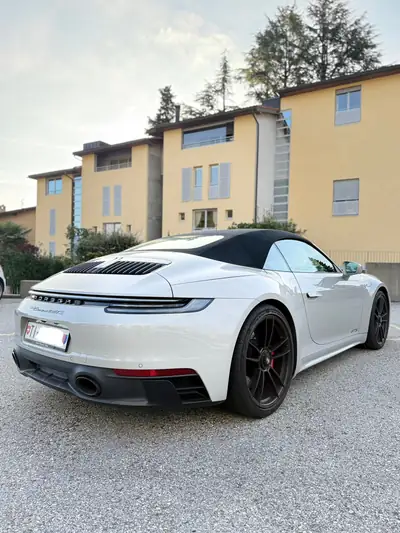 Porsche 911 Carrera 4 GTS Cabriolet — Roadster sportif 480 ch, 22'000 km seulement — Heckansicht