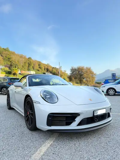 Porsche 911 Carrera 4 GTS Cabriolet — Roadster sportif 480 ch, 22'000 km seulement — Seitenansicht