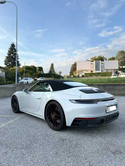 Porsche 911 Carrera 4 GTS Cabriolet — Roadster sportif 480 ch, 22'000 km seulement — Innenraum