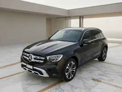 Mercedes-Benz GLC 200 4Matic — SUV premium Allemand, 9'900 km, traction intégrale — side view