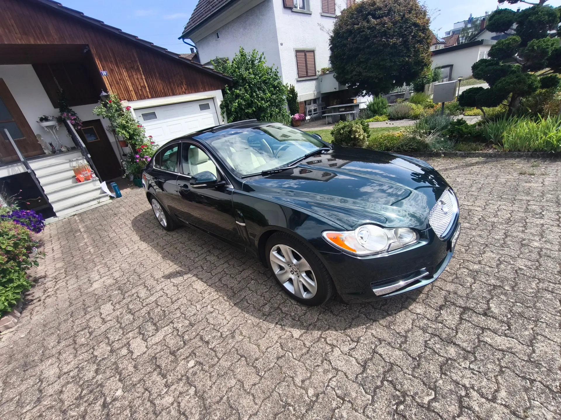 Jaguar XF 3.0d S V6 Biturbo — Élégance britannique, motorisation premium et faible kilométrage — vista esterna