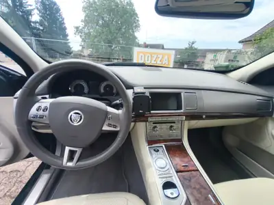 Jaguar XF 3.0d S V6 Biturbo — Élégance britannique, motorisation premium et faible kilométrage — cruscotto