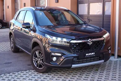 Suzuki S-Cross 1.4 Hybrid 4WD — SUV compact performant, toit ouvrant et caméra 360° — arrière