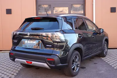 Suzuki S-Cross 1.4 Hybrid 4WD — SUV compact performant, toit ouvrant et caméra 360° — détail