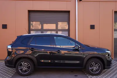Suzuki S-Cross 1.4 Hybrid 4WD — SUV compact performant, toit ouvrant et caméra 360° — intérieur
