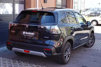 Suzuki S-Cross 1.4 Hybrid 4WD — SUV compact performant, toit ouvrant et caméra 360° — tableau de bord