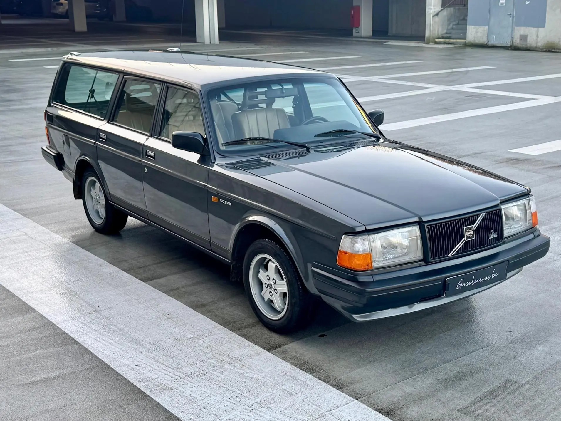 Volvo 240 2.3 GLT — Break emblématique, état impeccable et attelage — vista esterna