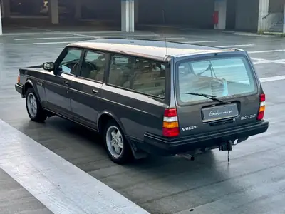 Volvo 240 2.3 GLT — Break emblématique, état impeccable et attelage — vista posteriore