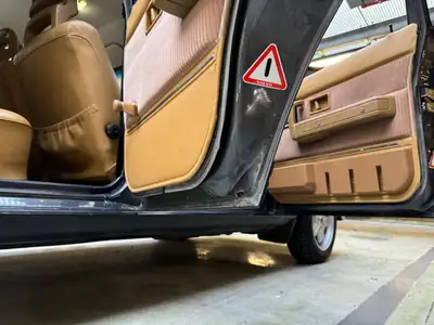 Volvo 240 2.3 GLT — Break emblématique, état impeccable et attelage — Miniatura 9