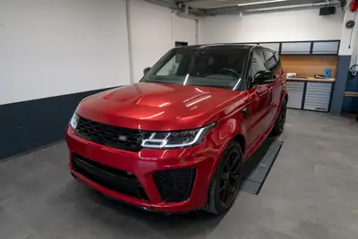 Range Rover Sport SVR 575 ch — Superbe V8 surcompressé, Italian Racing Red — Außenansicht