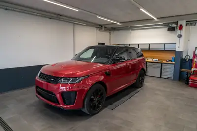 Range Rover Sport SVR 575 ch — Superbe V8 surcompressé, Italian Racing Red — Seitenansicht