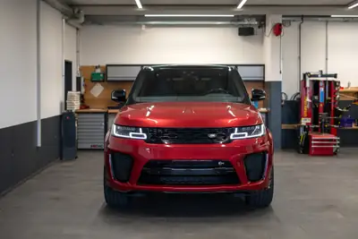 Range Rover Sport SVR 575 ch — Superbe V8 surcompressé, Italian Racing Red — Heckansicht