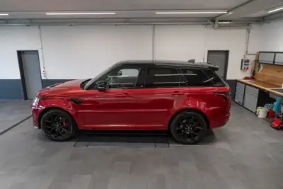Range Rover Sport SVR 575 ch — Superbe V8 surcompressé, Italian Racing Red — Armaturenbrett