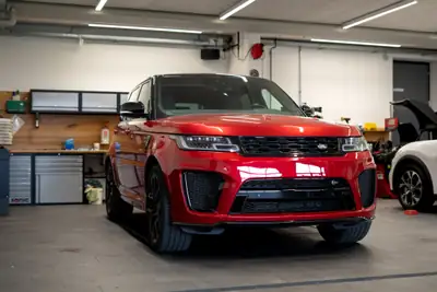 Range Rover Sport SVR 575 ch — Superbe V8 surcompressé, Italian Racing Red — Innenraum