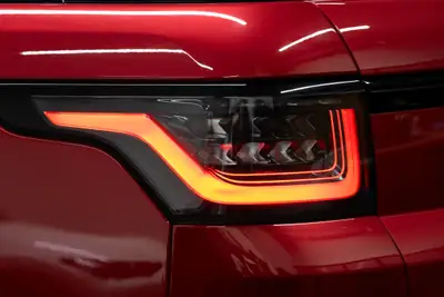 Range Rover Sport SVR 575 ch — Superbe V8 surcompressé, Italian Racing Red — Miniatur 17