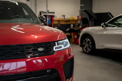 Range Rover Sport SVR 575 ch — Superbe V8 surcompressé, Italian Racing Red — Miniatur 23