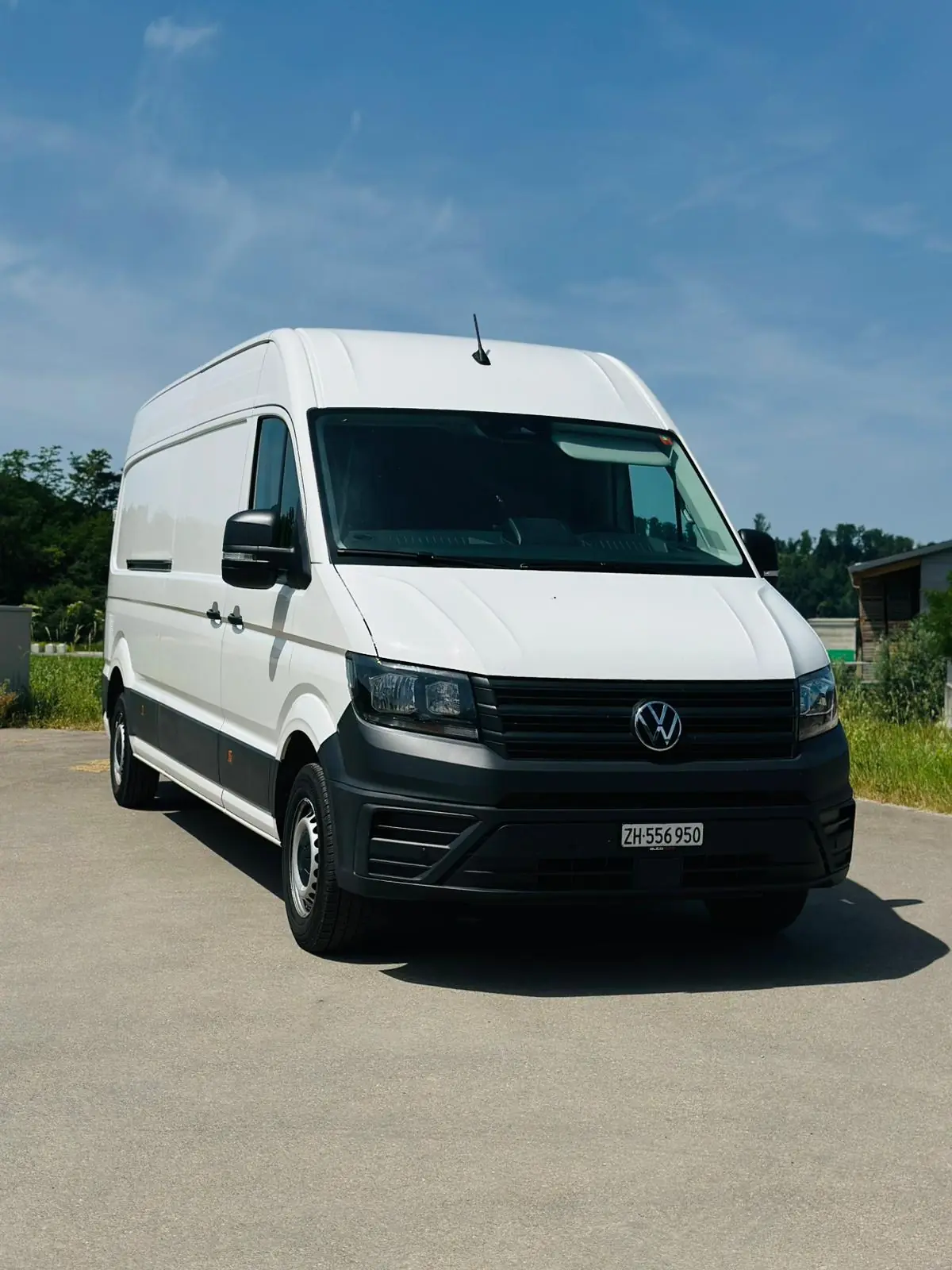 VW Crafter 35 2.0 TDI 177 ch — Utilitaire robuste 2025, faible kilométrage, garantie constructeur — vue extérieure