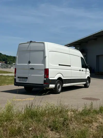 VW Crafter 35 2.0 TDI 177 ch — Utilitaire robuste 2025, faible kilométrage, garantie constructeur — intérieur