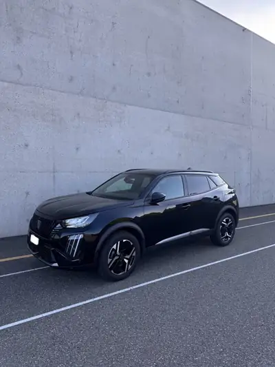 Peugeot 2008 1.2 PureTech Allure Pack — SUV urbain dynamique, 38 000 km seulement — vista posteriore