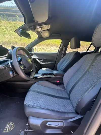 Peugeot 2008 1.2 PureTech Allure Pack — SUV urbain dynamique, 38 000 km seulement — Miniatura 9