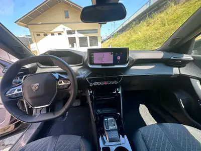Peugeot 2008 1.2 PureTech Allure Pack — SUV urbain dynamique, 38 000 km seulement — Miniatura 7
