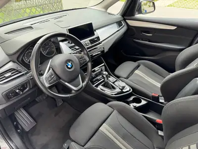 BMW 218 Active Tourer xDrive — Polyvalence diesel, transmission automatique, entretien réduit — Heckansicht