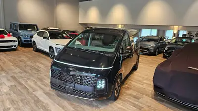 Hyundai Staria Premium 2.2 CRDi 4WD — Monospace 7 places robuste, attelage et toit panoramique — side view