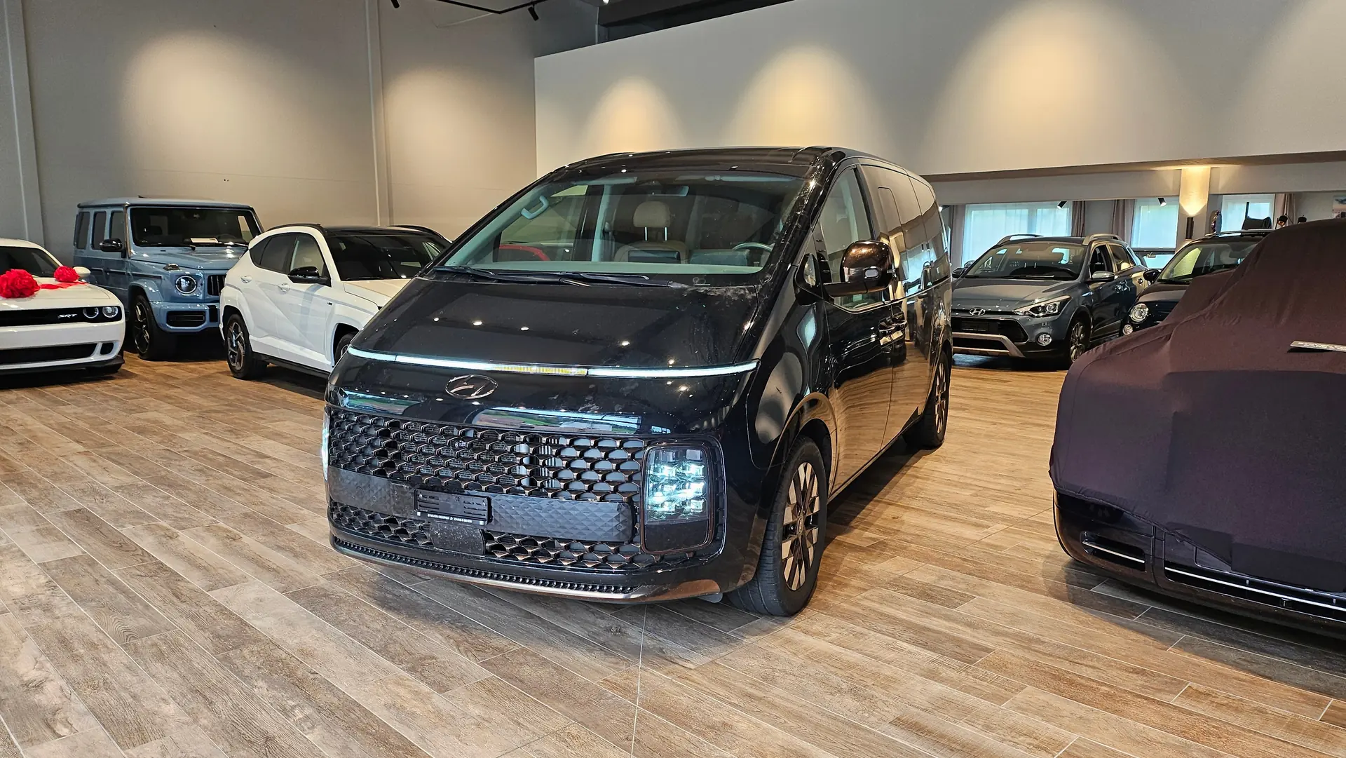 Hyundai Staria Premium 2.2 CRDi 4WD — Monospace 7 places robuste, attelage et toit panoramique