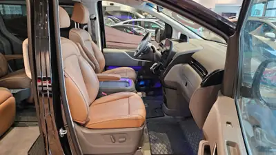 Hyundai Staria Premium 2.2 CRDi 4WD — Monospace 7 places robuste, attelage et toit panoramique — Thumbnail 14