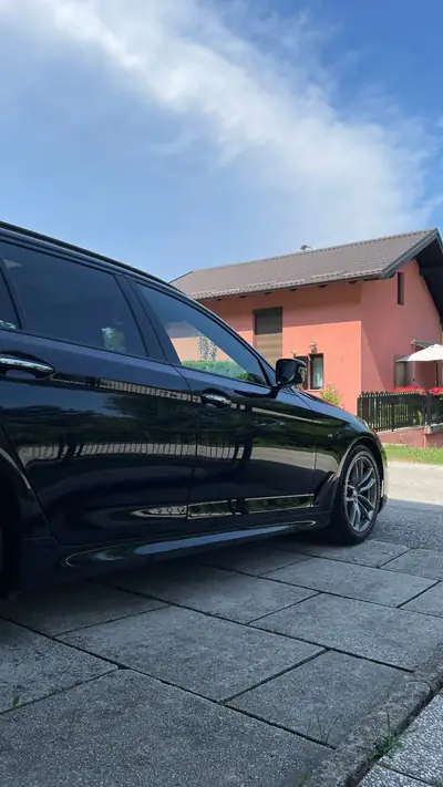 BMW 540i xDrive Touring — Berline Familiale Prestige, 340 ch et Tout-Terrain — side view