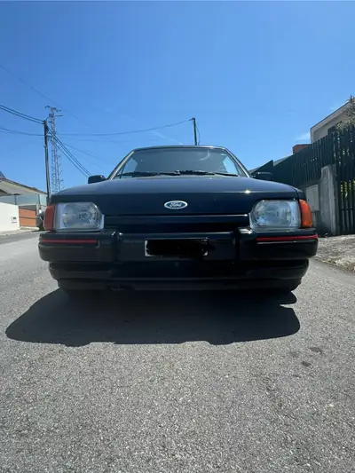 Ford Escort 1600 XR3i — Cabriolet sportif des années 80, moteur performant — côté