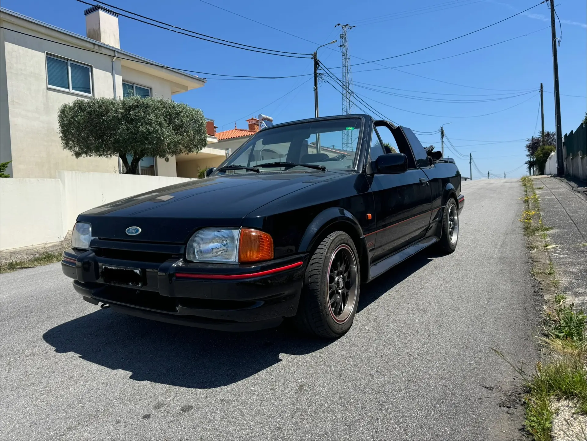 Ford Escort 1600 XR3i — Cabriolet sportif des années 80, moteur performant