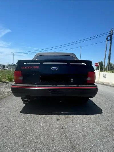 Ford Escort 1600 XR3i — Cabriolet sportif des années 80, moteur performant — détail