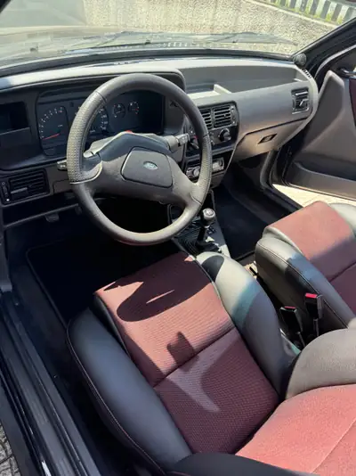Ford Escort 1600 XR3i — Cabriolet sportif des années 80, moteur performant — tableau de bord