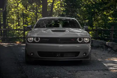 Dodge Challenger 6.4 V8 HEMI SRT ScatPack — Muscle car légendaire, 492 ch purs — côté