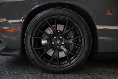 Dodge Challenger 6.4 V8 HEMI SRT ScatPack — Muscle car légendaire, 492 ch purs — détail