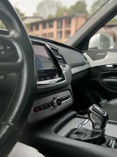 Volvo XC90 D5 AWD R-Design — SUV 7 places premium, diesel performant — Seitenansicht