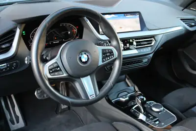 BMW 118i Pure M Sport Steptronic — Compacte sportive avec toit panoramique et technologie Head-Up — Miniature 9