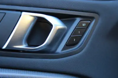 BMW 118i Pure M Sport Steptronic — Compacte sportive avec toit panoramique et technologie Head-Up — Miniature 11