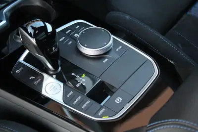 BMW 118i Pure M Sport Steptronic — Compacte sportive avec toit panoramique et technologie Head-Up — Miniature 14