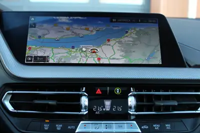 BMW 118i Pure M Sport Steptronic — Compacte sportive avec toit panoramique et technologie Head-Up — Miniature 16