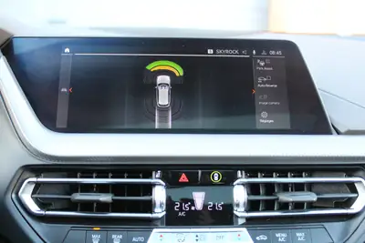 BMW 118i Pure M Sport Steptronic — Compacte sportive avec toit panoramique et technologie Head-Up — Miniature 17