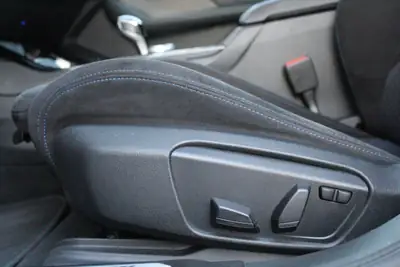 BMW 118i Pure M Sport Steptronic — Compacte sportive avec toit panoramique et technologie Head-Up — Miniature 21