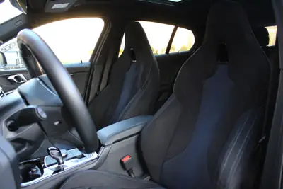 BMW 118i Pure M Sport Steptronic — Compacte sportive avec toit panoramique et technologie Head-Up — Miniature 23