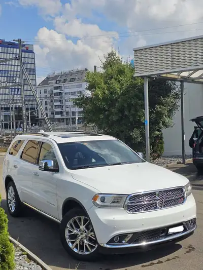 Dodge Durango 2014 — Imposant SUV 7 places tout-terrain, kilométrage maîtrisé — fianco