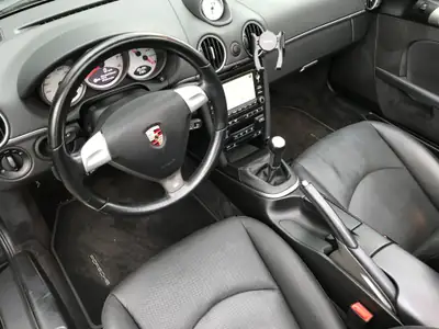 Porsche 718 Boxster S — Roadster mythique en boîte manuelle, 69'987 km seulement — Heckansicht