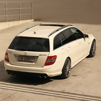 Mercedes-Benz C 63 AMG Break — 457 ch, rare et prestigieuse — vista posteriore