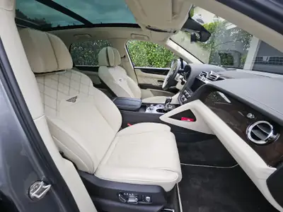 Bentley Bentayga V6 Hybrid First Edition — SUV de luxe hybride rechargeable, 43 000 km — rear view
