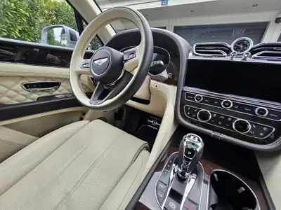 Bentley Bentayga V6 Hybrid First Edition — SUV de luxe hybride rechargeable, 43 000 km — side view