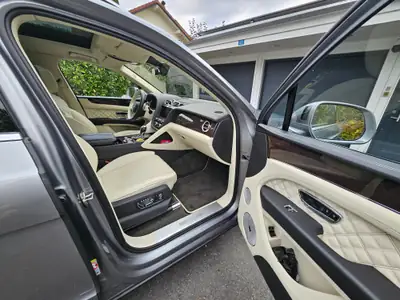 Bentley Bentayga V6 Hybrid First Edition — SUV de luxe hybride rechargeable, 43 000 km — Thumbnail 7